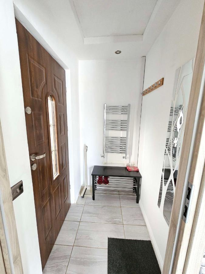Modern Urban Haven: Stylish Getaway Apartment Lisburn Exterior photo